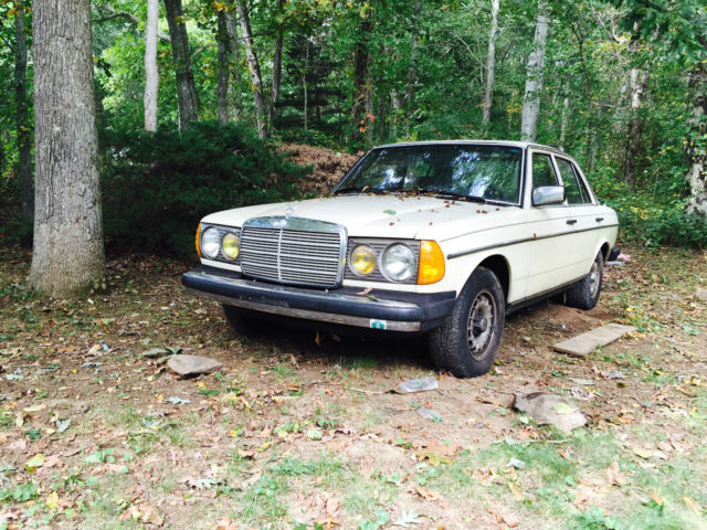 1982 creme Mercedes-Benz 300-Series