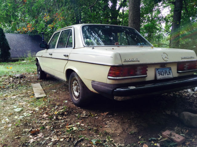 1982 creme Mercedes-Benz 300-Series