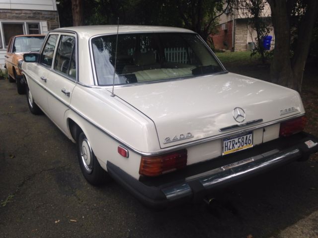 1981 Yellow Mercedes-Benz 200-Series Sedan