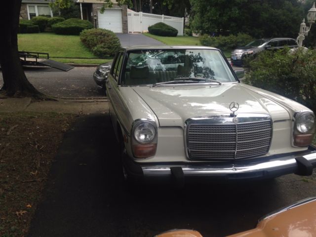1981 Yellow Mercedes-Benz 200-Series Sedan