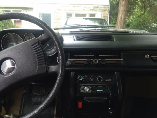 1981 Yellow Mercedes-Benz 200-Series Sedan