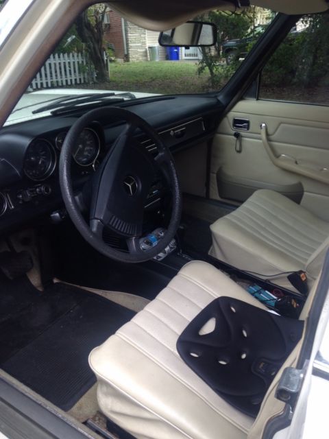 1981 Yellow Mercedes-Benz 200-Series Sedan