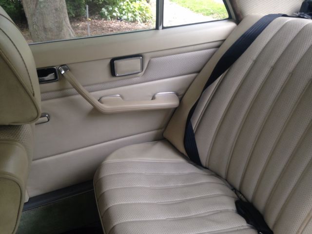 1981 Yellow Mercedes-Benz 200-Series Sedan