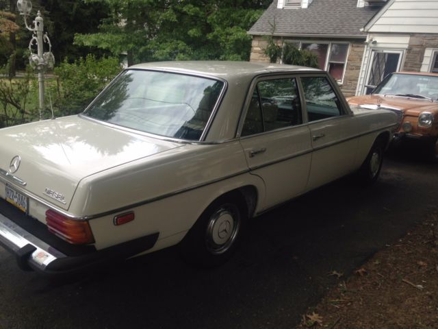 1981 Yellow Mercedes-Benz 200-Series Sedan
