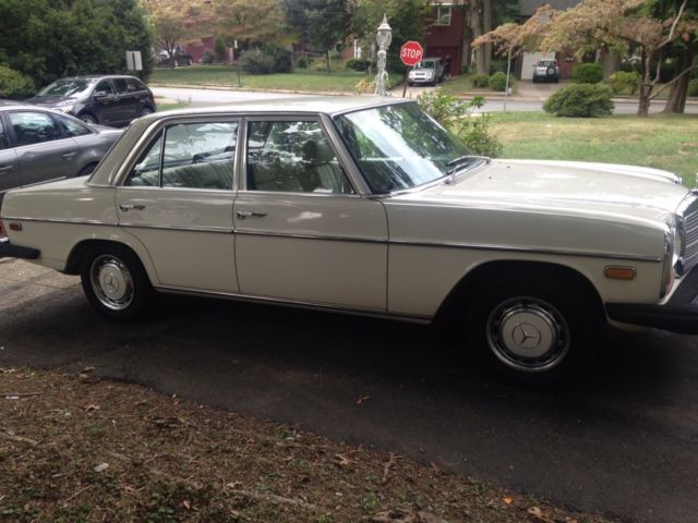 1981 Yellow Mercedes-Benz 200-Series Sedan