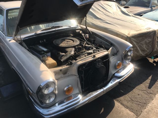 1972 Mercedes-Benz 200-Series Sedan