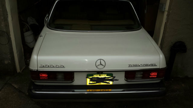 1982 WHITE Mercedes-Benz 300-Series Coupe