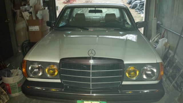 1982 WHITE Mercedes-Benz 300-Series Coupe