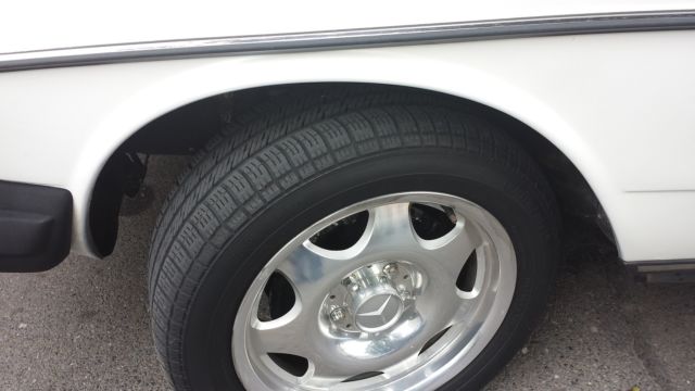 1982 WHITE Mercedes-Benz 300-Series Coupe