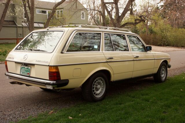 1985 Light Ivory Mercedes-Benz 300-Series Wagon