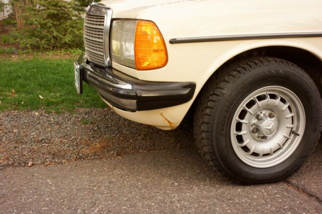 1985 Light Ivory Mercedes-Benz 300-Series Wagon