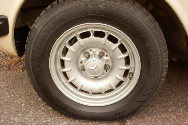 1985 Light Ivory Mercedes-Benz 300-Series Wagon