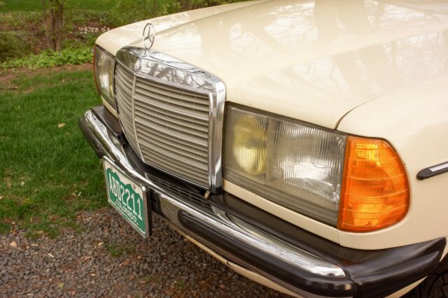 1985 Light Ivory Mercedes-Benz 300-Series Wagon