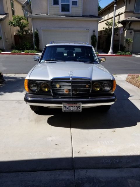 1985 Silver Mercedes-Benz 300-Series Wagon