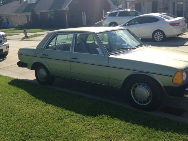 1979 Green Mercedes-Benz 300-Series Sedan
