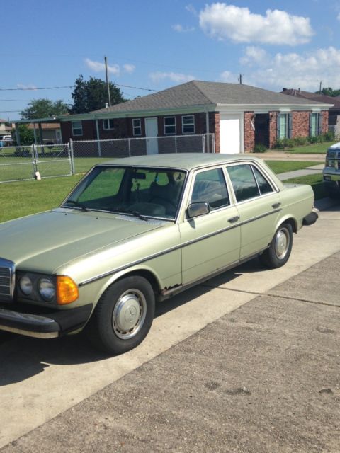 1979 Green Mercedes-Benz 300-Series Sedan