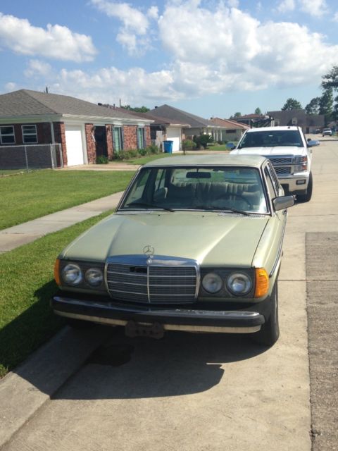 1979 Green Mercedes-Benz 300-Series Sedan