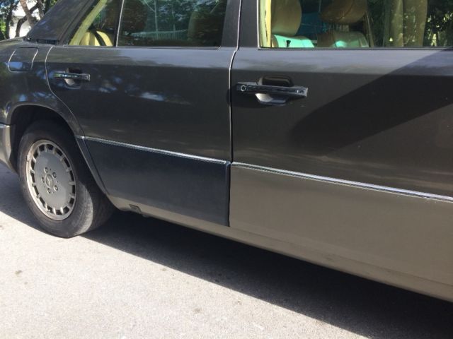 1990 anthraxite gray metallic Mercedes-Benz E-Class Sedan