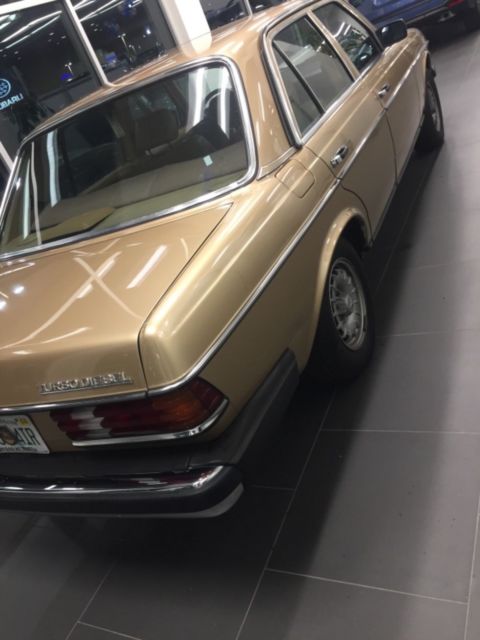 1985 Gold Mercedes-Benz 300-Series Sedan