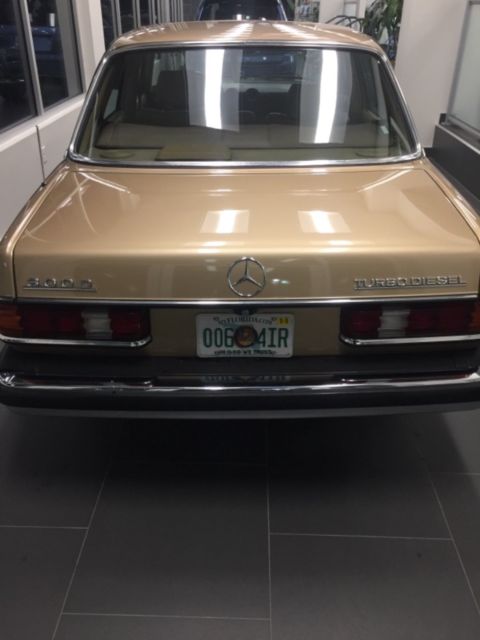 1985 Gold Mercedes-Benz 300-Series Sedan