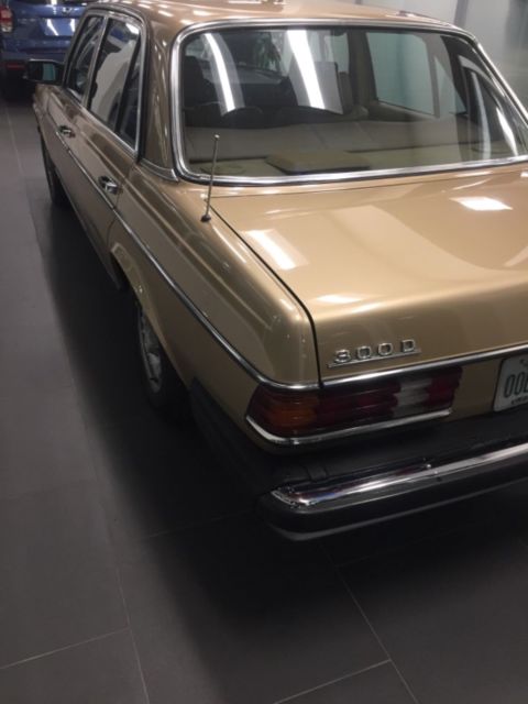 1985 Gold Mercedes-Benz 300-Series Sedan