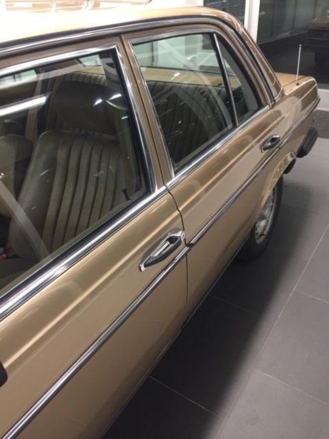 1985 Gold Mercedes-Benz 300-Series Sedan