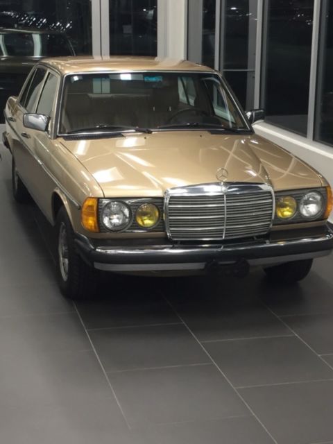 1985 Gold Mercedes-Benz 300-Series Sedan