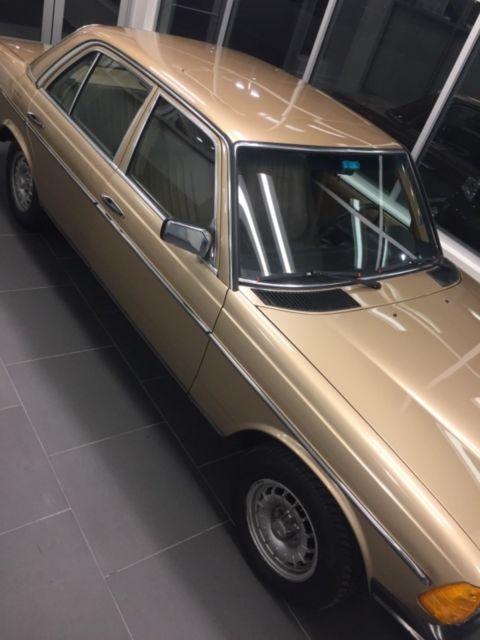 1985 Gold Mercedes-Benz 300-Series Sedan