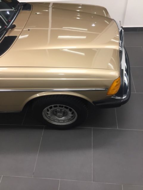 1985 Gold Mercedes-Benz 300-Series Sedan