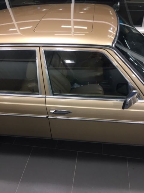 1985 Gold Mercedes-Benz 300-Series Sedan