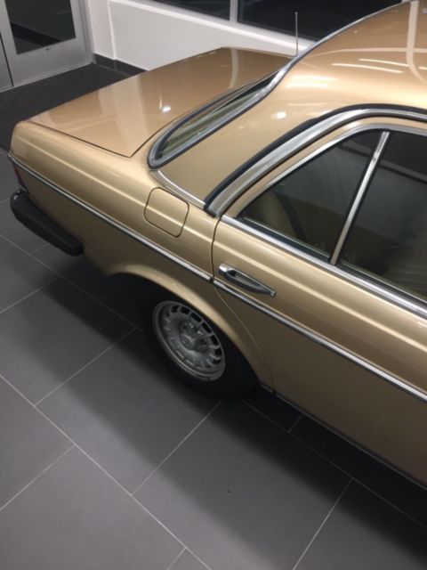 1985 Gold Mercedes-Benz 300-Series Sedan
