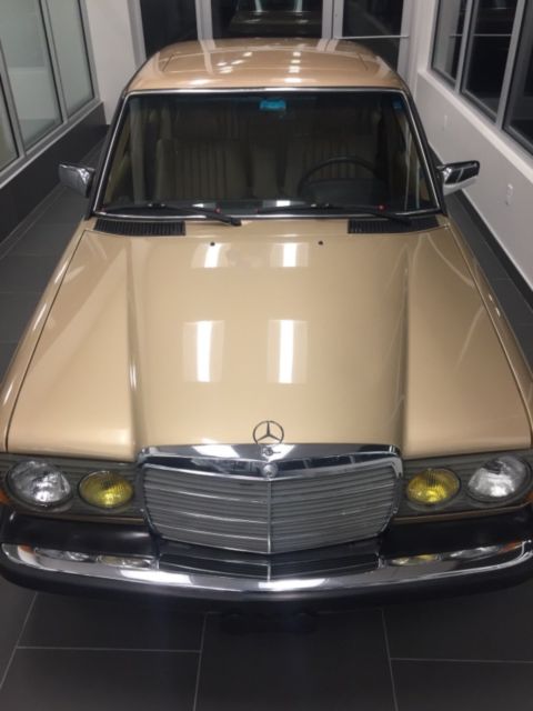 1985 Gold Mercedes-Benz 300-Series Sedan