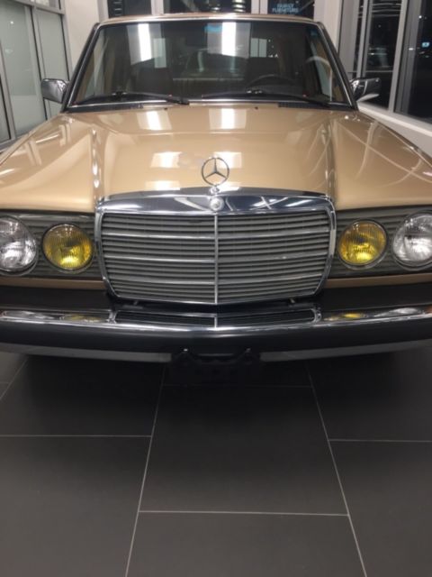 1985 Gold Mercedes-Benz 300-Series Sedan