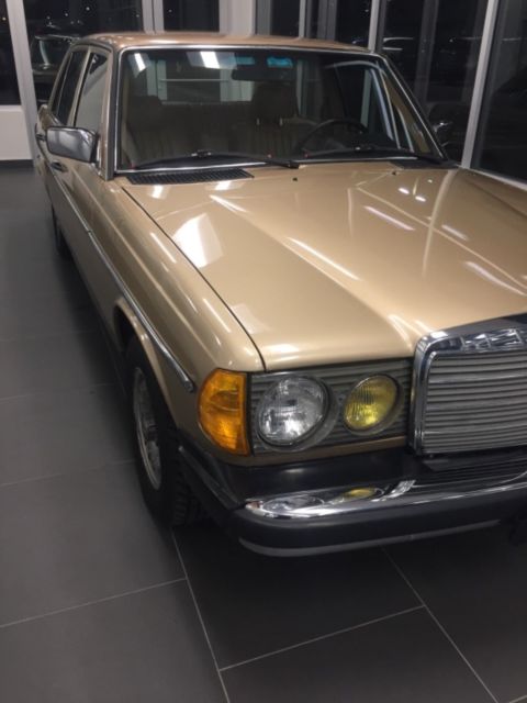 1985 Gold Mercedes-Benz 300-Series Sedan