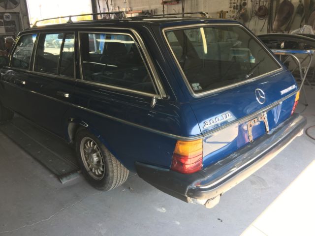 1985 BLUE Mercedes-Benz 300-Series WAGON