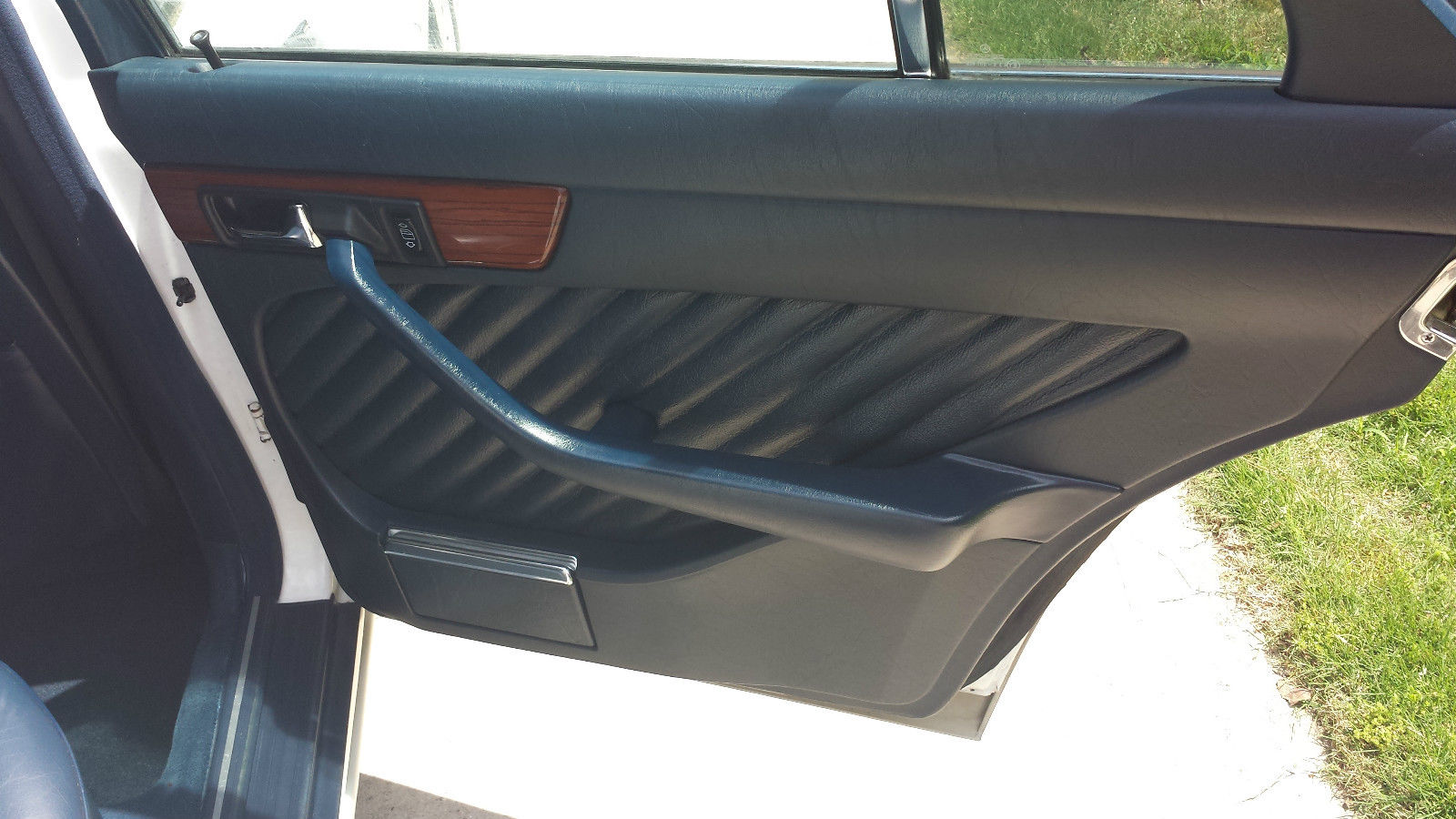 1991 White Mercedes-Benz 300-Series Sedan