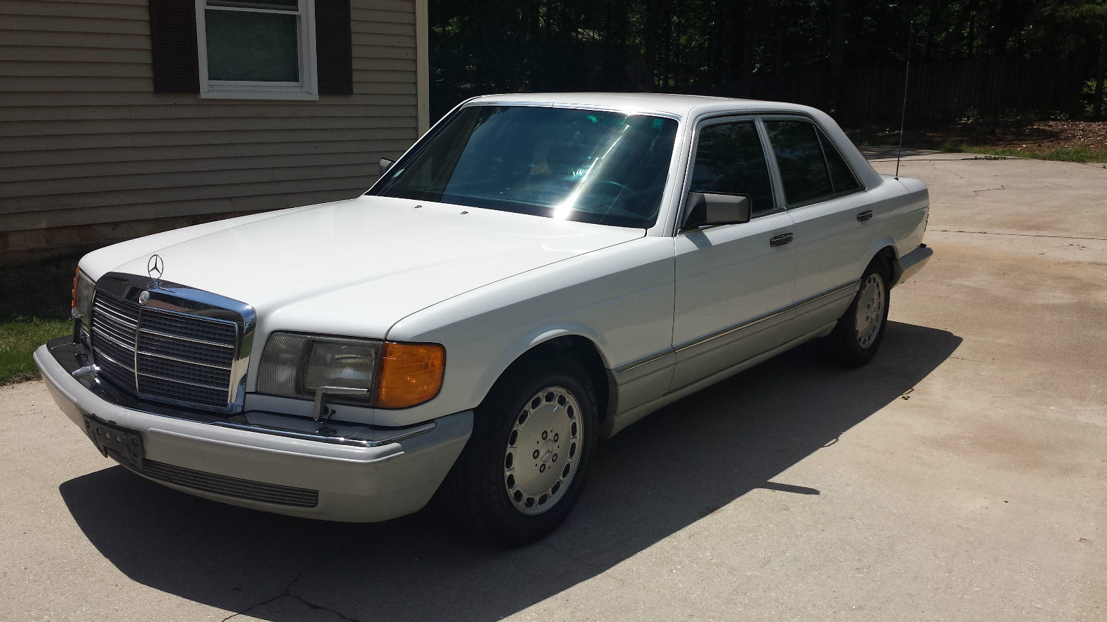 1991 White Mercedes-Benz 300-Series Sedan