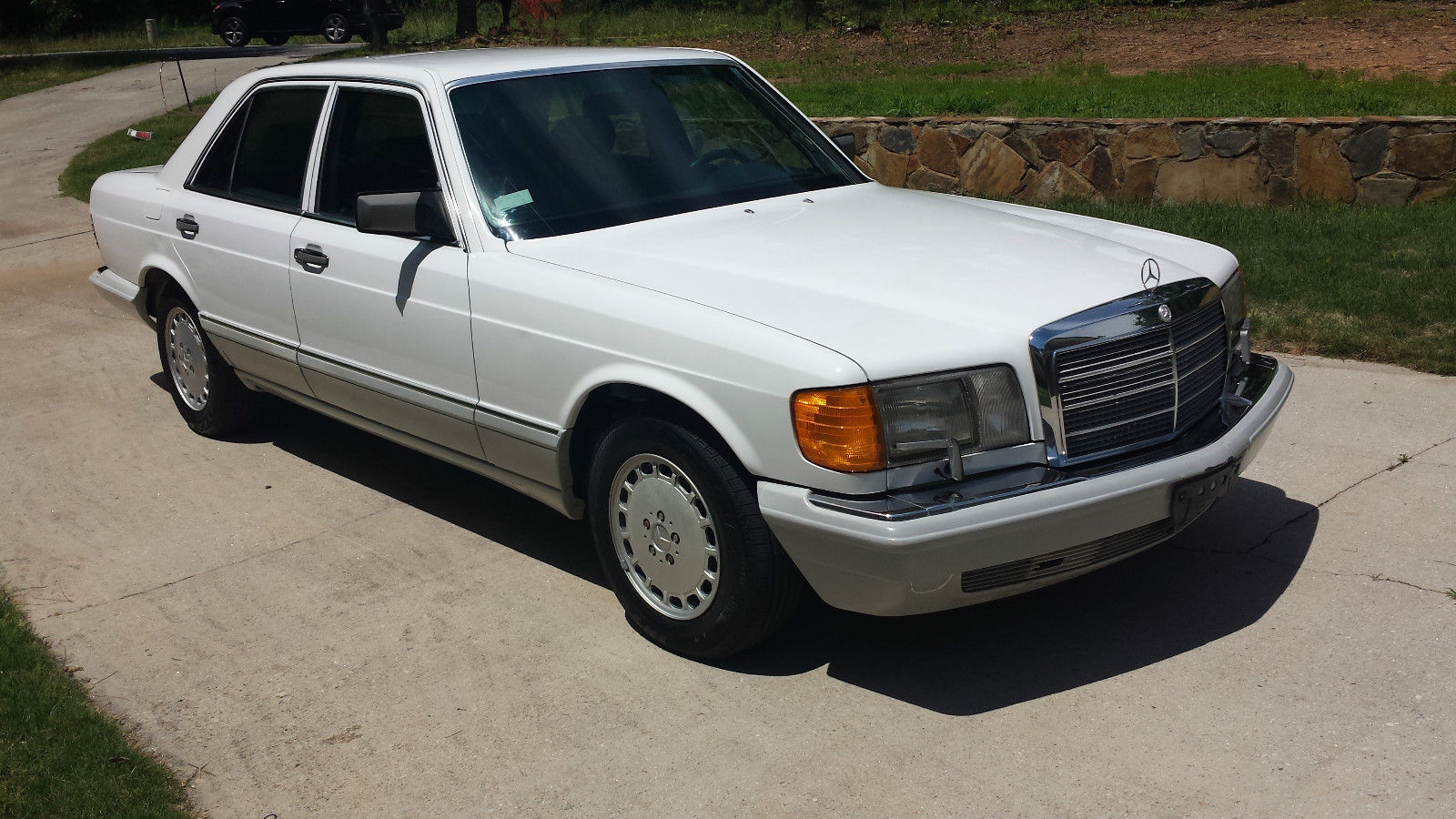 1991 White Mercedes-Benz 300-Series Sedan