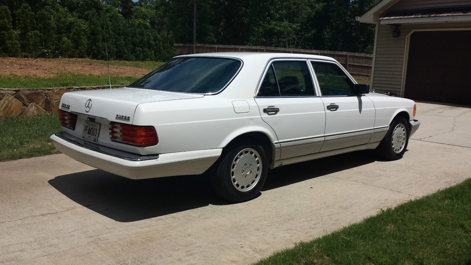 1991 White Mercedes-Benz 300-Series Sedan