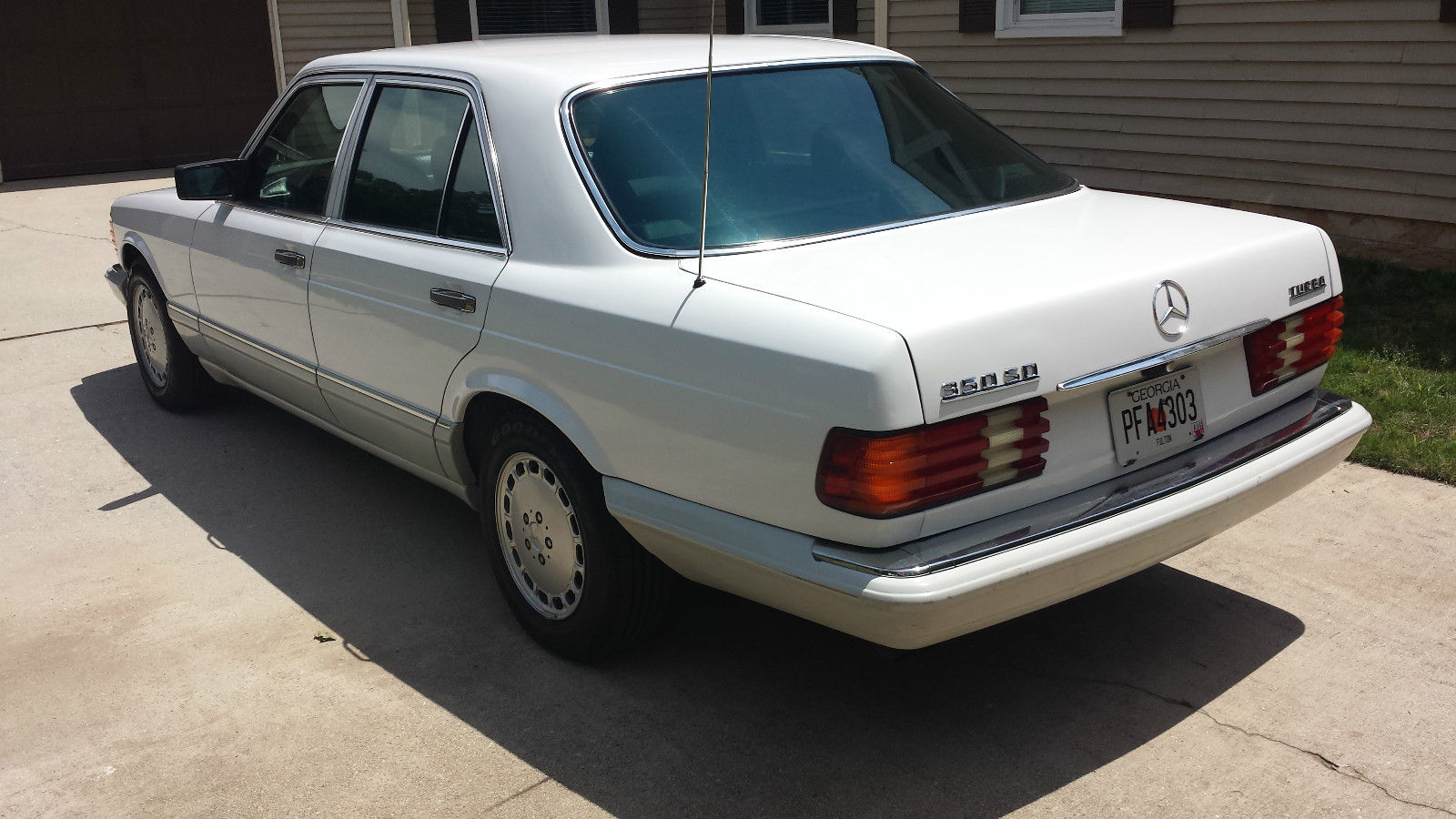 1991 White Mercedes-Benz 300-Series Sedan