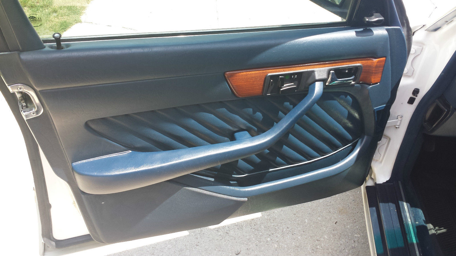 1991 White Mercedes-Benz 300-Series Sedan