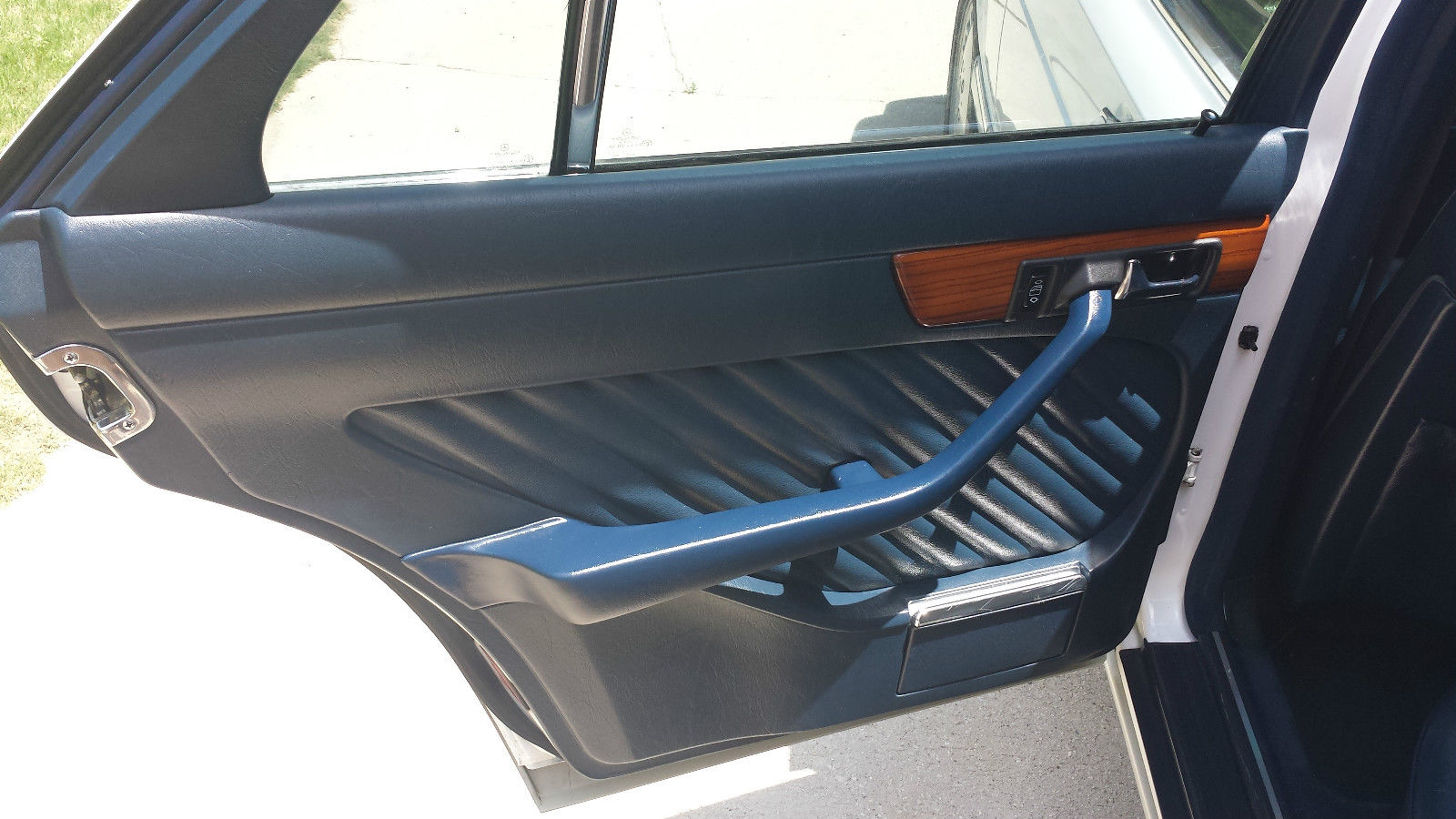 1991 White Mercedes-Benz 300-Series Sedan