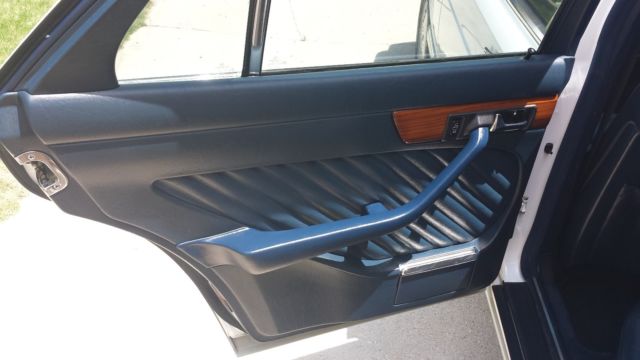 1991 White Mercedes-Benz 300-Series Sedan