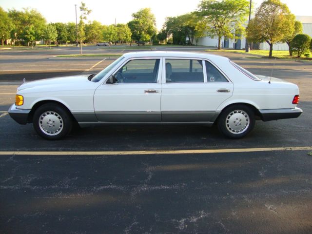 1990 White Mercedes-Benz 300-Series Sedan