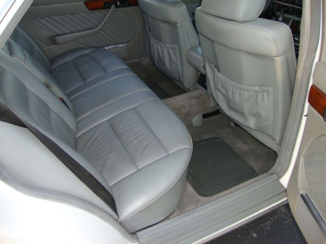 1990 White Mercedes-Benz 300-Series Sedan