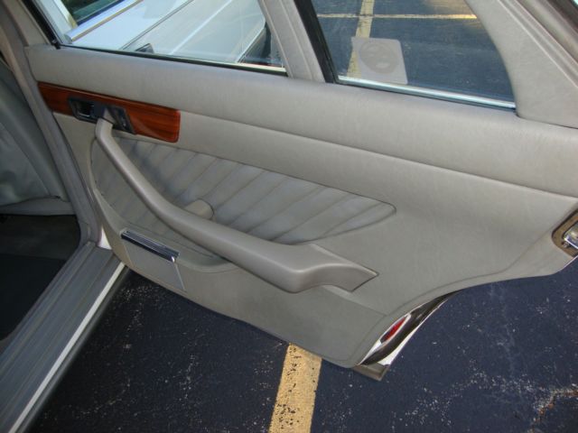 1990 White Mercedes-Benz 300-Series Sedan