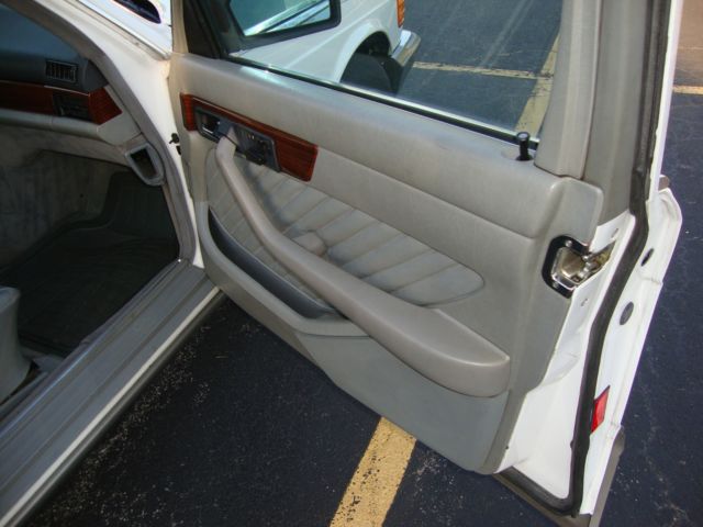 1990 White Mercedes-Benz 300-Series Sedan