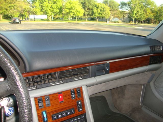 1990 White Mercedes-Benz 300-Series Sedan