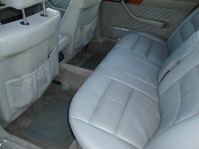 1990 White Mercedes-Benz 300-Series Sedan