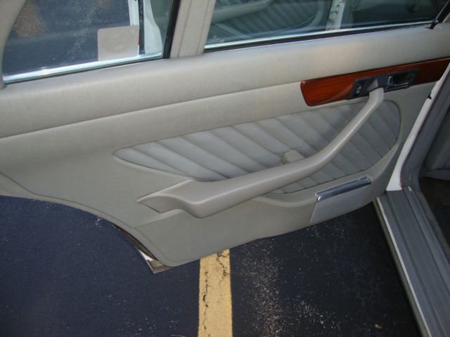 1990 White Mercedes-Benz 300-Series Sedan